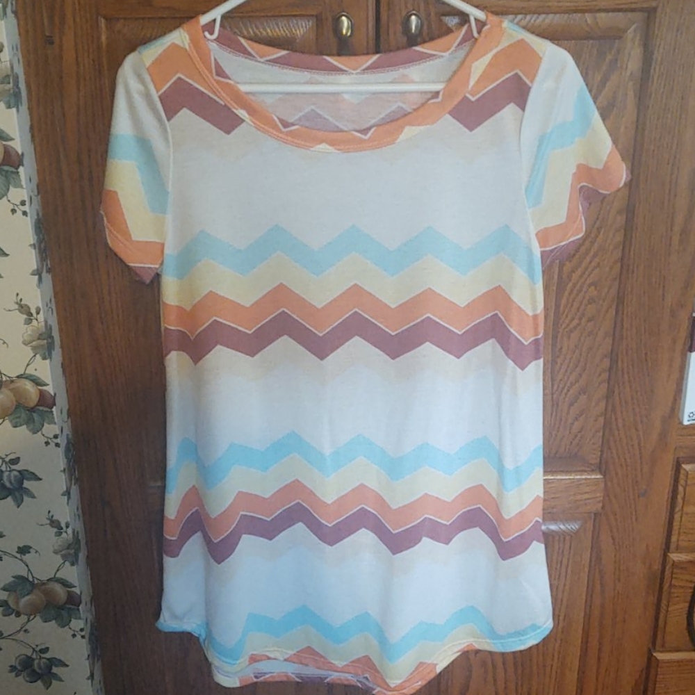 NWOT Short sleeve chevron print Medium
